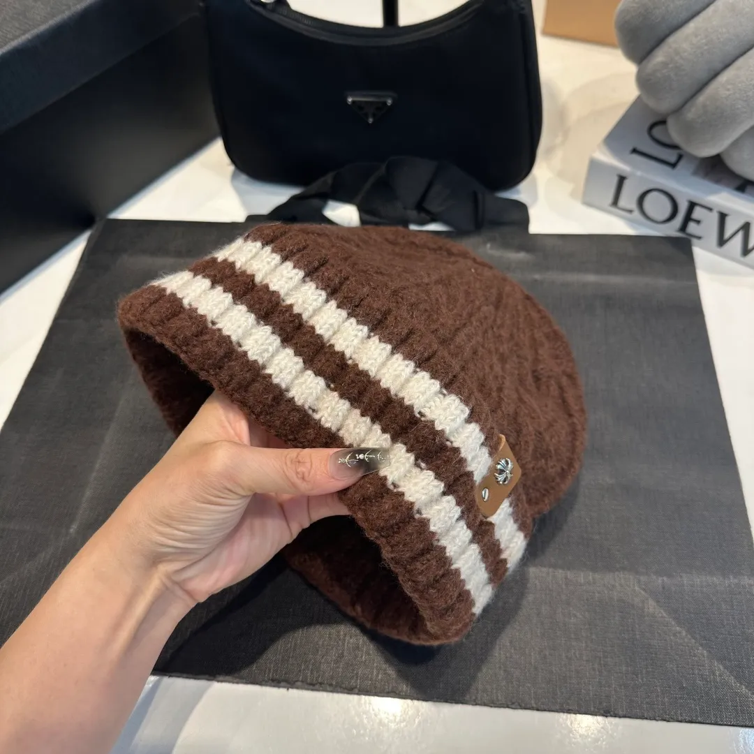 P60 Crow Heart Autumn and Winter Wool Knitted Beanie This must be the favorite of minimalism. It is clean, neat, fashionable and versatile, and will definitely not be picky about your face shape! A fashionable classic that lasts forever! Fashionable black and white can be purchased together!